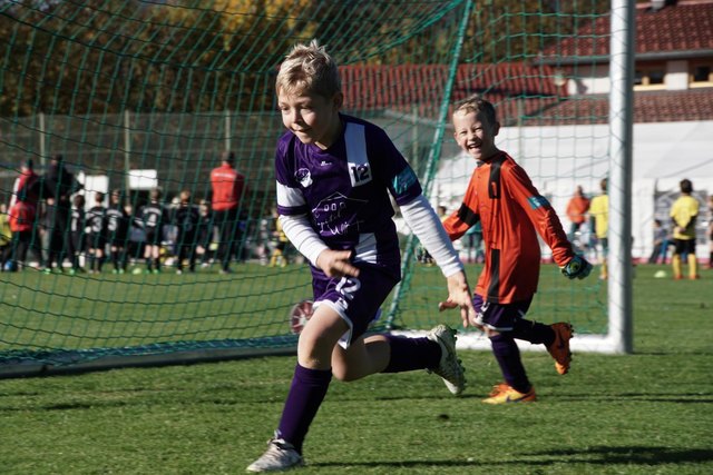 Georg ALTENBERGER (12) beim Torjubel! Da freut sich auch Noah HOFBAUER im Tor, der als Feldspieler auch sehr erfolgreich war! | Foto: Ursila ERLACHER