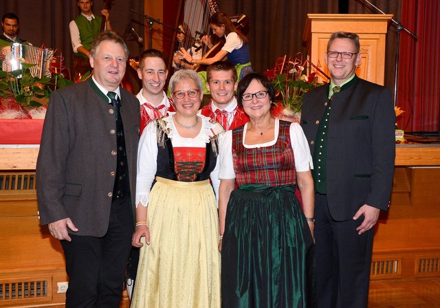 Gratulanten Leopold Astner, Hanna Wiedenig, Annelies Wernitznig und Christian Potocnik mit Obmann Andreas Leitner und Stv.Christopher Puntigam