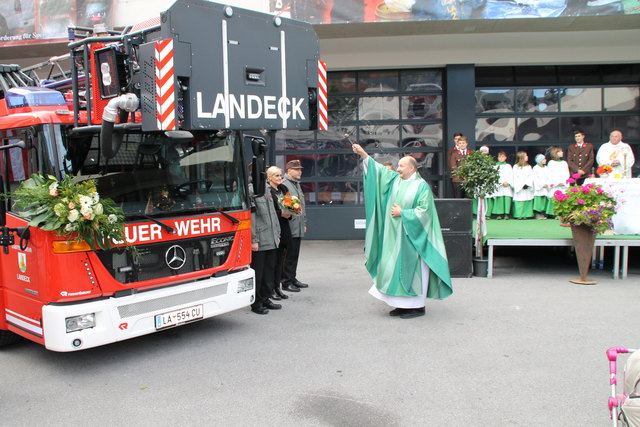 Dekan Martin Komarek segnete die neue Drehleiter der Feuerwehr Landeck.