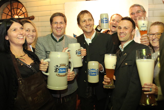 Gute Laune, ausgelassene Stimmung: der mittlerweile 14. Stefanibock-Bieranstich im Gasthaus "Zur Linde". | Foto: Schmidberger