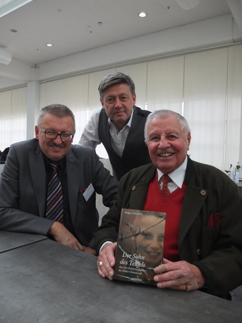 Verleger Manfred Hiefner, Autor Holger Schaeben und Walter Chmielewski. | Foto: Privat