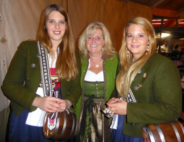 Die feschen Marketenderinnen Rebecca (links) und Stefanie (rechts) mit Christine Lettenbichler (Mitte) | Foto: Haun