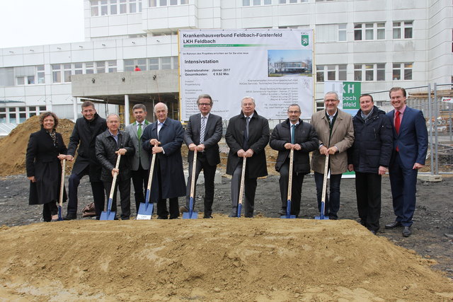 Spatenstich mit Labg. Cornelia Schweiner, Architekt Oliver Kaufmann, Bgm. Josef Ober, LAbg. Franz Fartek, Primar Hannes Hofmann, Landesrat Christopher Drexler, Vorstand Karlheinz Tscheliessnigg, Direktor Christian Rath, Direktor Gerhard Halbwirth, LAbg. H