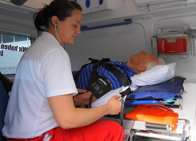 Wenn Sie einen Schlagunfall erkannt haben, rufen Sie sofort die Rettung, diese bringt die Patienten auf eine "Stroke Unit".