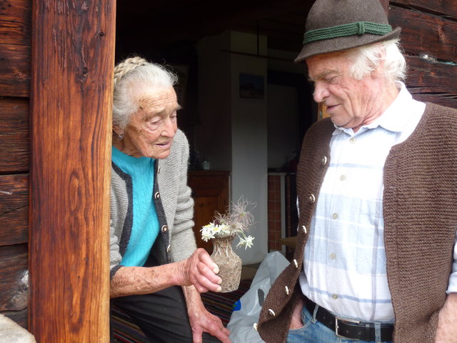 Die Dokumentation zeigt eindrucksvolle Geschichten vom Leben auf der Alm - im Bild: Almobmann der Kallbrunnalm Heimo Grassl mit Leni Osterrieder. | Foto: Silberberger
