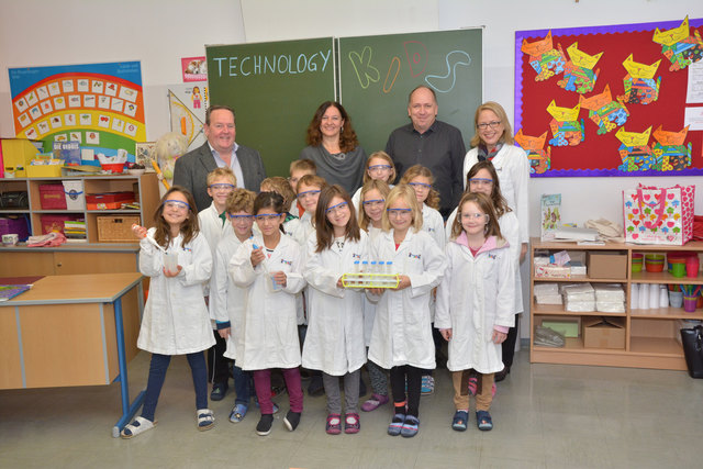 Die Kinder der Volksschule 2 freuen sich schon auf die Stunden mit den Technologykids. Mit dabei: Stadtrat Ing. Norbert Pay, Direktorin Andrea Gleixner, Stadtrat Hubert Herzog und Elisabeth Pichler, Obfrau der Technologykids. | Foto: Stadtgemeinde Tulln