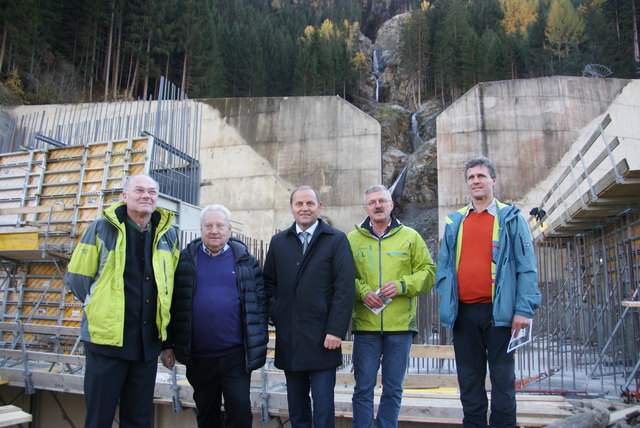 Lokalaugenschein am Schallerbach: Gebietsbauleiter Christian Weber, Bgm. Anton Mallaun (See), LHStv. Josef Geisler, Siegfried Sauermoser (Leiter Sektion Tirol, Wildbach- und Lawinenverbauung) und Bgm. Helmut Ladner (Kappl).