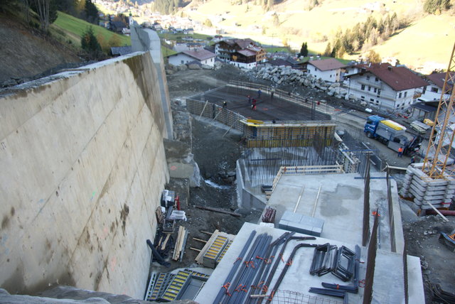 In die neue Geschiebesperre am Schallerbach werden 8.000 Kubikmeter Beton eingebaut.