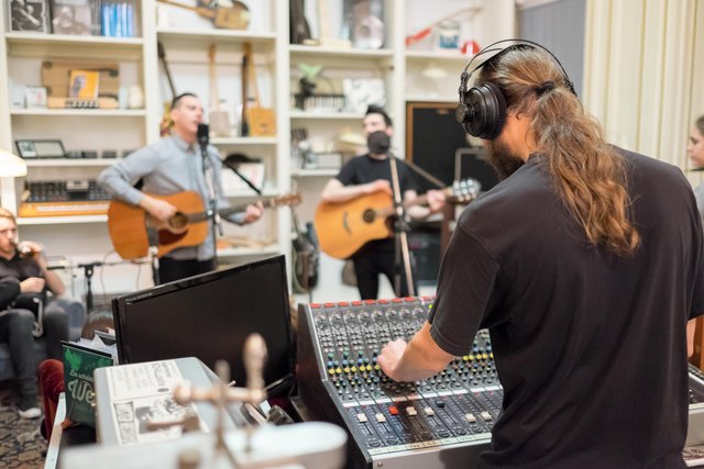 Tontechniker David und Anti-Flag im Supersense-Studio. | Foto: Arnold Burghardt