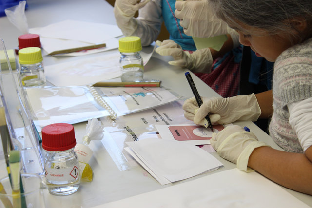 Kinder beim Entziffern von Geheimschrift. | Foto: Vienna Open Lab