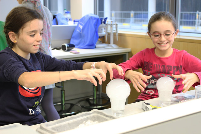 Zwei Nachwuchswissenschafterinnen mit geheimnisvollen Kristallkugeln. | Foto: Vienna Open Lab