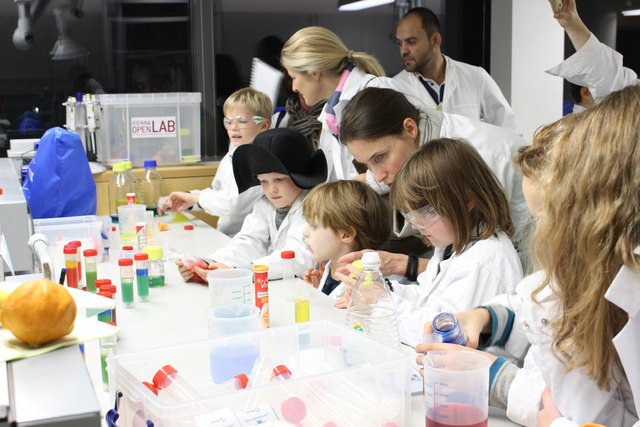 Beim Halloween-Special im Open Lab gab es Lavalampen zum selber Basteln.
