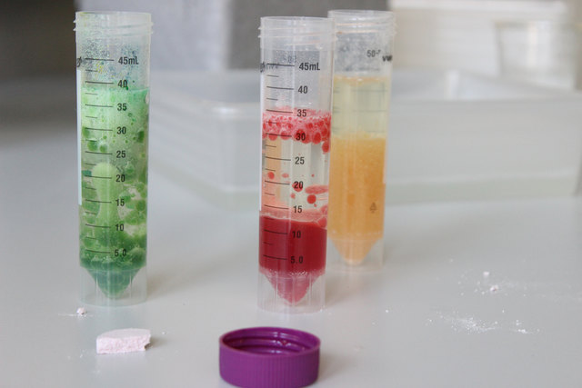 So farbenfroh waren die selbst gebastelten Lavalampen. | Foto: Vienna Open Lab