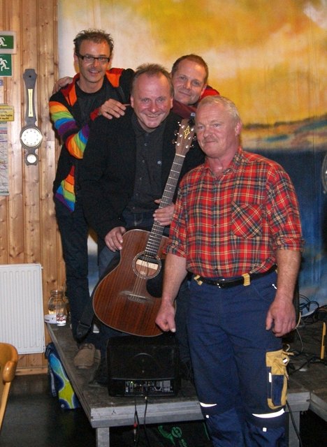 Die Musiker Axel Ramerseder, Waltzer Ulm und Georg Kainzmeier mit Ernst Hoffmann