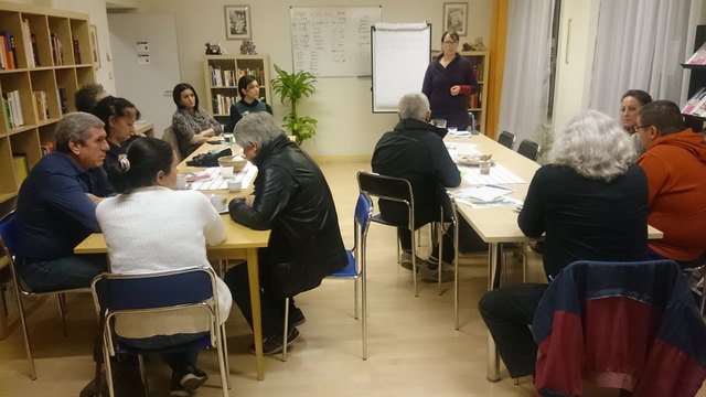 Engagierte Eltern und ihre Fachbegleiterin, Frau Mag. Eva Langthaler, die u. a. auch Klinische-, Gesundheits-, und Kinderpsychologin ist, beim Elternbildungsworkshop im Familienzentrum Dialog am 29. 10. 2015 um 19:00 Uhr!