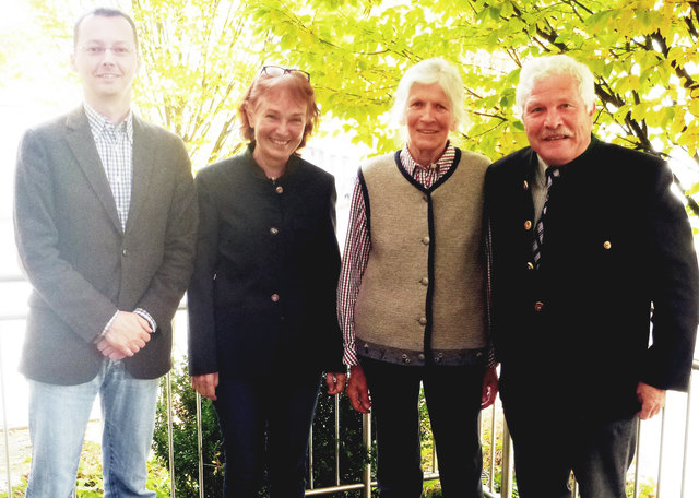 Die Kursteilnehmerinnen Herta Eder und Maria Uray mit Martin Path und Josef Hasitschka. | Foto: KK
