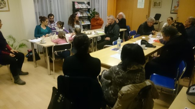 Engagierte Eltern und ihre Fachbegleiterin, Frau Mag. Eva Langthaler, die u. a. auch Klinische-, Gesundheits-, und Kinderpsychologin ist, beim Elternbildungsworkshop im Familienzentrum Dialog am 29. 10. 2015 um 19:00 Uhr!
