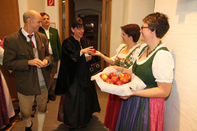 Diesmal wurde den Damen der Apfel gereicht