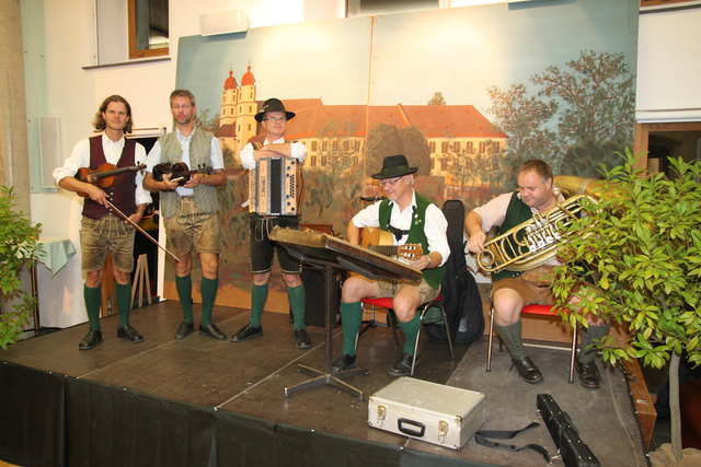 Die Liebochtaler Tanzgeiger warten auf ihren Auftritt