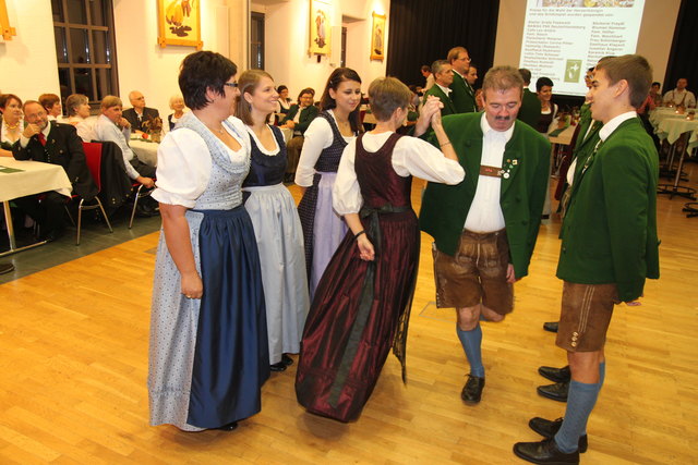 Auch beim Volkstanz ging es eng ab