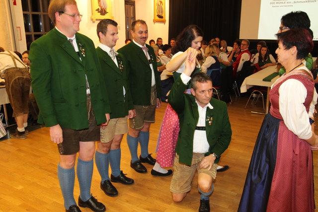 Bei so viel Publikum kann man leicht in die Knie gehen