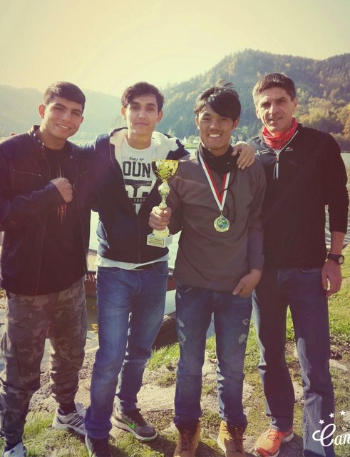 Der stolze Abdul mit Freunden und seinem Coach Reinhold Strasser. | Foto: Foto: privat