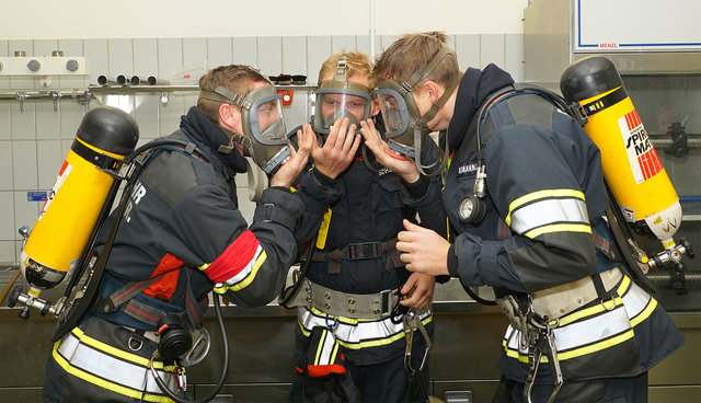 Mit Atemschutzmaske: Roman Weixler, Bernhard Scherr und Johann Kaufmann (v.l.) von der Feuerwehr St. Stefan. | Foto: LFV/Franz Fink