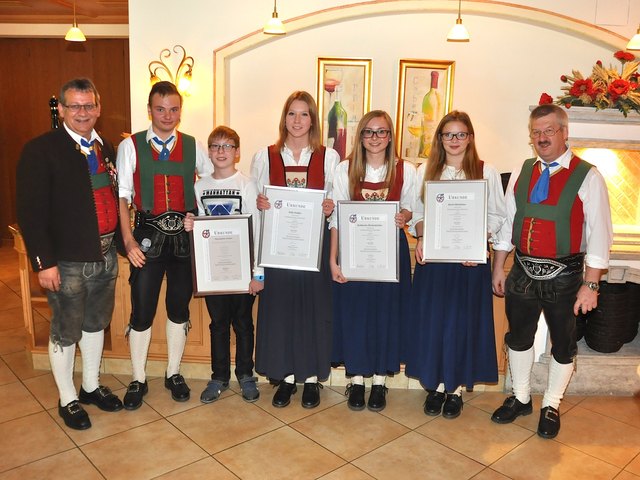 G. Embacher, F. Gschwendtner und G. Krepper mit den erfolgreichen JungmusikantInnen. | Foto: Schwaiger