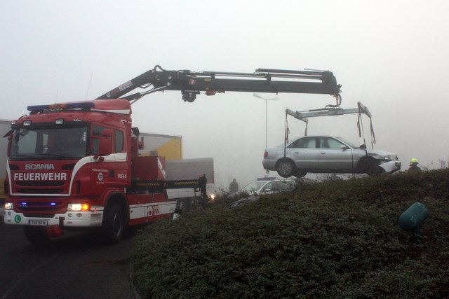 Das Fahrzeug wurde mit dem Kran aus dem Kreisverkehr gehoben. | Foto: FF Tulln-Stadt