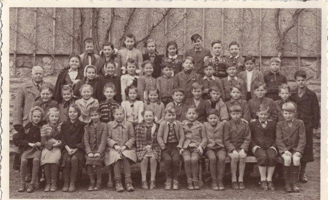 Volksschule Wattens 1948: Angela ist oben, die Vierte von links. | Foto: Privat