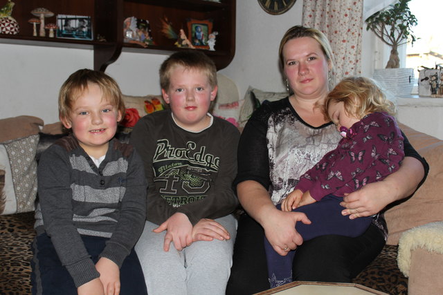 Veronika Eder mit ihren Kindern Rene (li.), Tobias und Eva-Maria.