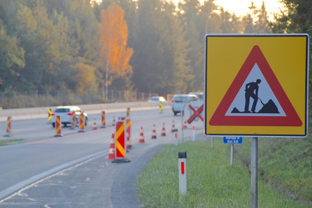 Diese Baustellenabgrenzungen sind mittlerweile entfernt und die Autofahrer haben wieder freie Fahrt.