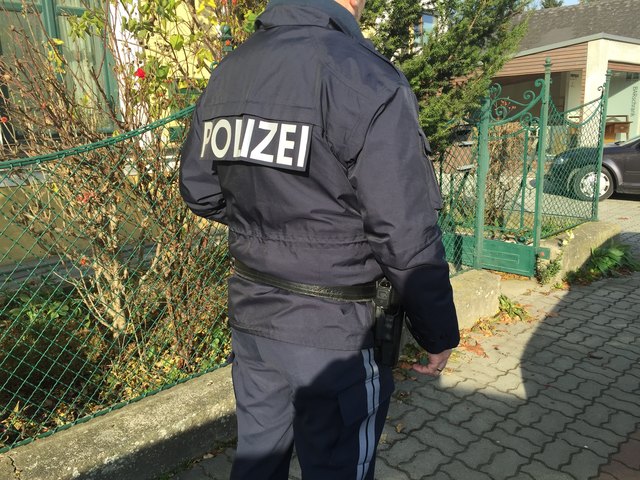 Am Tatort eingetroffen: Die Polizei ermittelt. | Foto: Zeiler