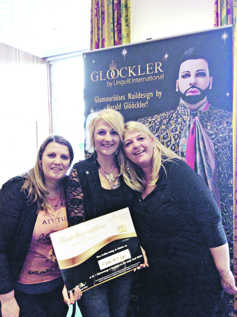 Nicole Harg-Lippi (Mitte) ist stolz auf das Ausstellerzertifikat. Auf dem Bild ist sie mit Nageldesign-Ausbilderin Simone Andrassik aus Kufstein (l.) und Stefanie Kamal zu sehen | Foto: KK