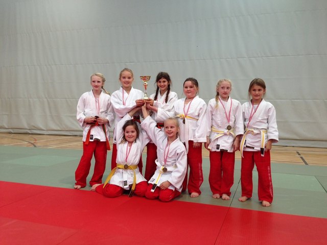 Die Goldenen Judogirls aus Treffen: Iris Pichler, Hannah Huber, Maria Musil, Lisa Aichinger, Jana Pichler, Linda Musil, Lena Maier, Helena Huber