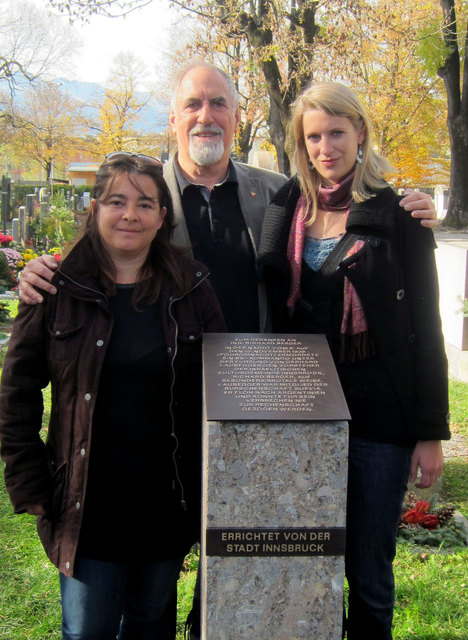 Angie Eberl, Helmut Muigg und Sophia Reisecker beim neuerrichteten Denkmal