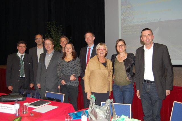 Bgm. Peter Eisenschenk (Tulln), Vizebgm. Otmar Illedits, Umweltanwalt Werner Zechmeister, Moderatoren Richard Artner und Sabine Tomasits, Peter Zinggl (Amt der b. Landesregierung), Bgm. Ingrid Salamon, Gundula Prokop (Umweltamt), Walter Seher (BOKU Wien) | Foto: Stadtgemeinde