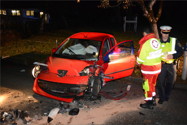 Die beiden Lenker erlitten bei dem Unfall leichte Verletzungen, die Beifahrerin blieb unverletzt. | Foto: ZOOM-Tirol