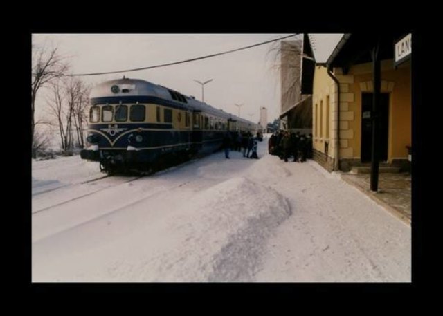 Bahnhof Langau.
Der "Blaue Blitz" mit der Zugbildung: VT 5145.14, BT 7645.02, BT 7845.02 Buffetwagen, BT 7645.06, VT 5145.011.