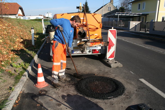 Nach der Freilegung werden die Deckel exakt in den neuen Asphalt eingepasst.