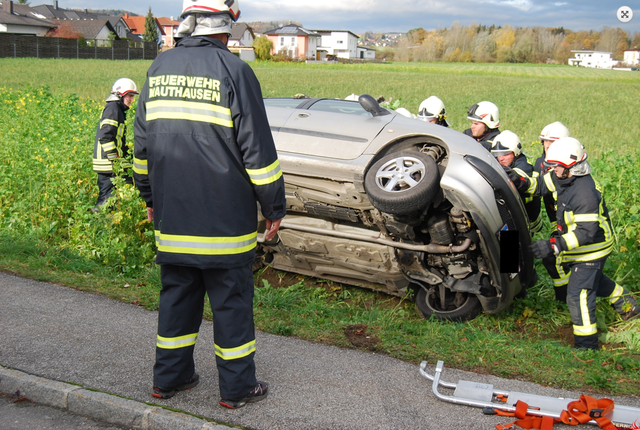 Die Feuerwehr Haid barg das Fahrzeug, die FF Mauthausen baute den Brandschutz auf. | Foto: FF Mauthausen