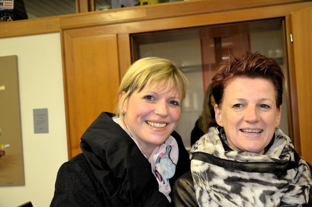 Christiane Tschabitscher ist mit Lehrerin Sonja Warmuth gekommen (v.li.)