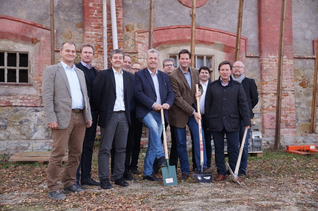 Im November 2015 fand der Spatenstich für die Kutscherstall-Revitalisierung statt. Im Laufe des heurigen Jahres soll das Gemeindeamt umziehen.
