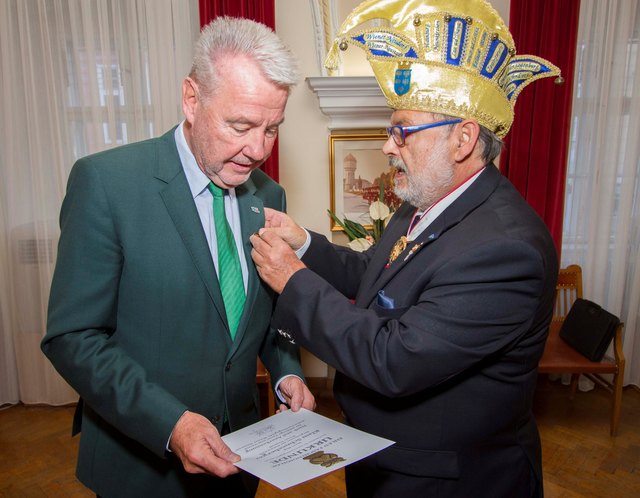 . . . Bgm & Ehrensenator . . .