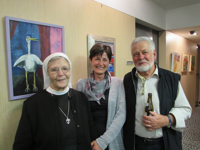 Sr. Eugenia, Isolde Nagele und Wendelin Scherl bei der Vernissage.