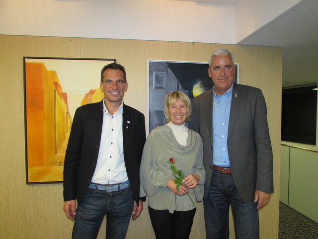 Gerhard Eichhorn, Christine Scherl und Josef Chodakowsky bei der Vernissage in der Raiba St. Anton.