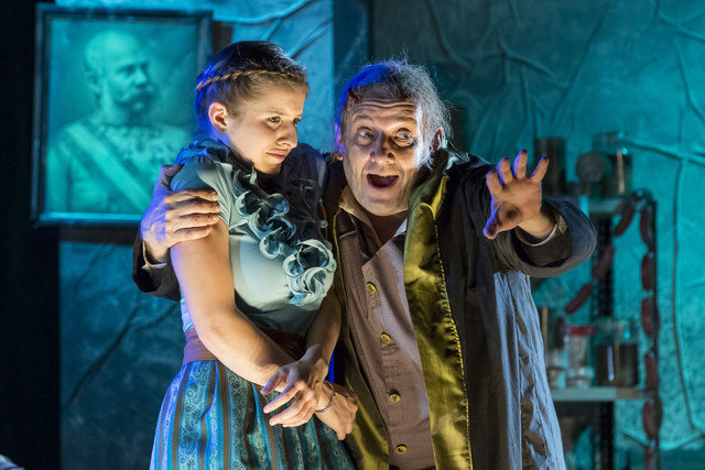 Alexandra Lechner (Eva Rull), Hannes Ellmerer (Adam), | Foto: Sarah Peischer