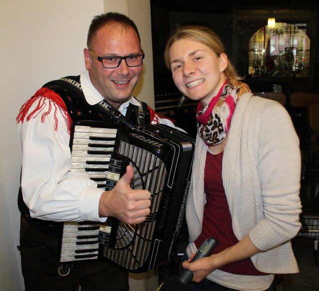 Tomaz Hribar von den Jungen Original Oberkrainer und U1-Moderatorin Christine Fleischanderl.