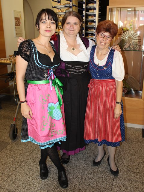 Adriana, Margit (ehrenamtliche Tagesgestaltung) und Birgit beim Konzert im Heimcafe.