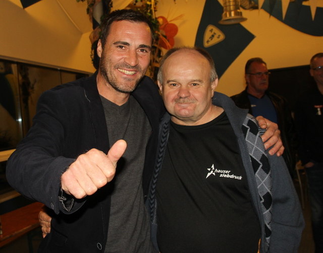 Ein Roter und ein Schwarzer - GAK-Ehmann mit STURM-Fan Schildi Luis Schildberger.